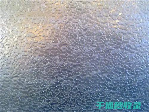 玻璃花瓶清洗技巧，鲜花更娇艳 (玻璃花瓶清洗小窍门)
