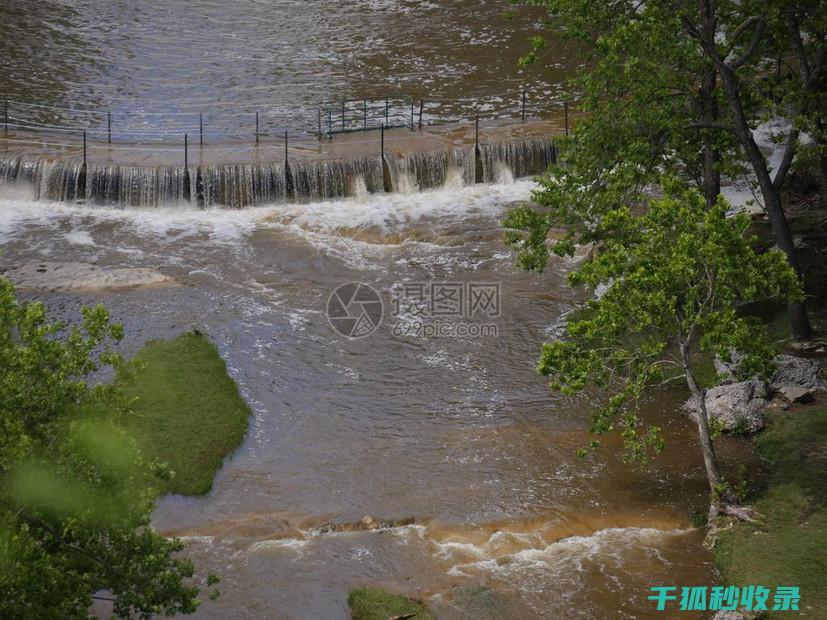 暴雨天气开车秘诀：让你轻松应对恶劣天气 (暴雨天气开车开什么灯)