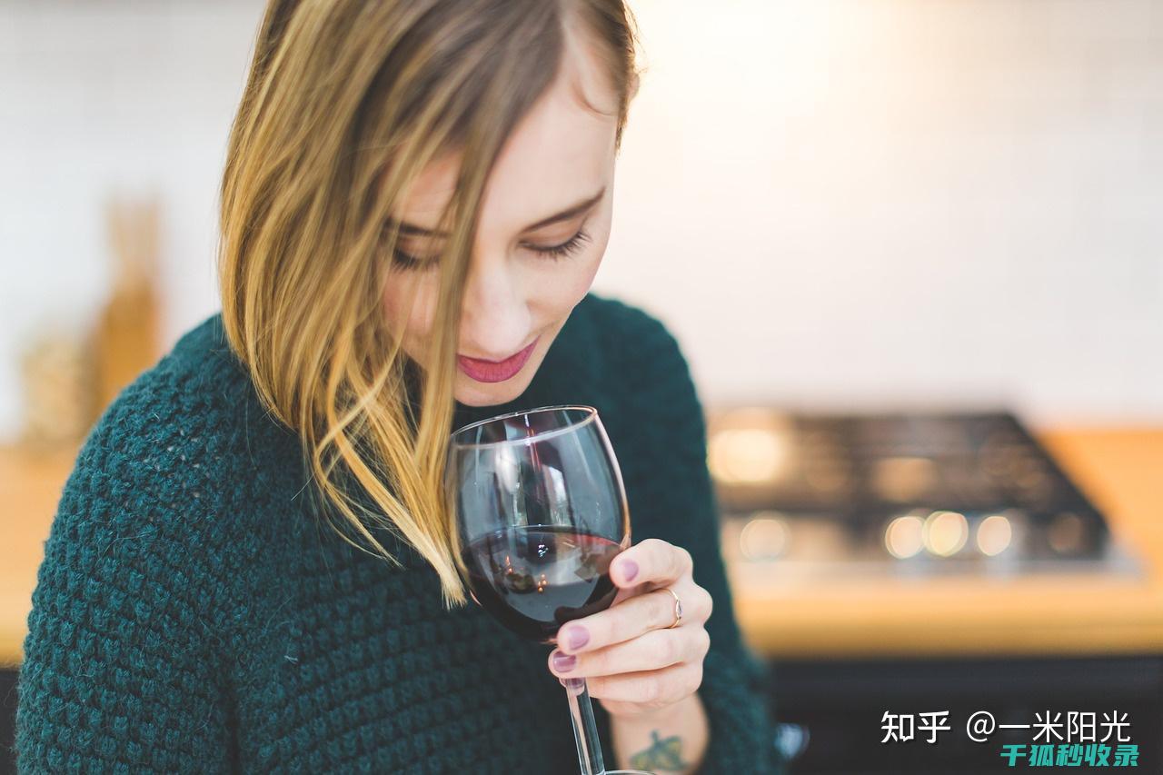 轻松应对红酒渍难题：家庭必备清洁方法 (红酒小妙招)