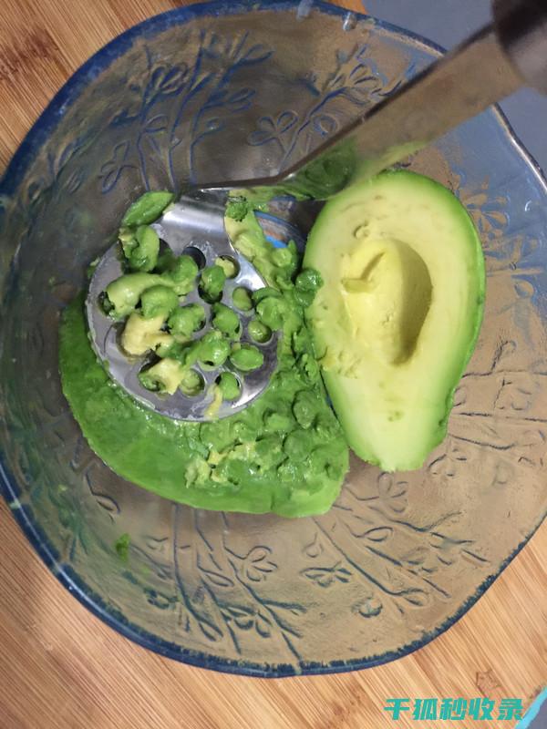 切牛油果的新玩法：轻松取出果肉且不伤手 (切牛油果的新手教程)