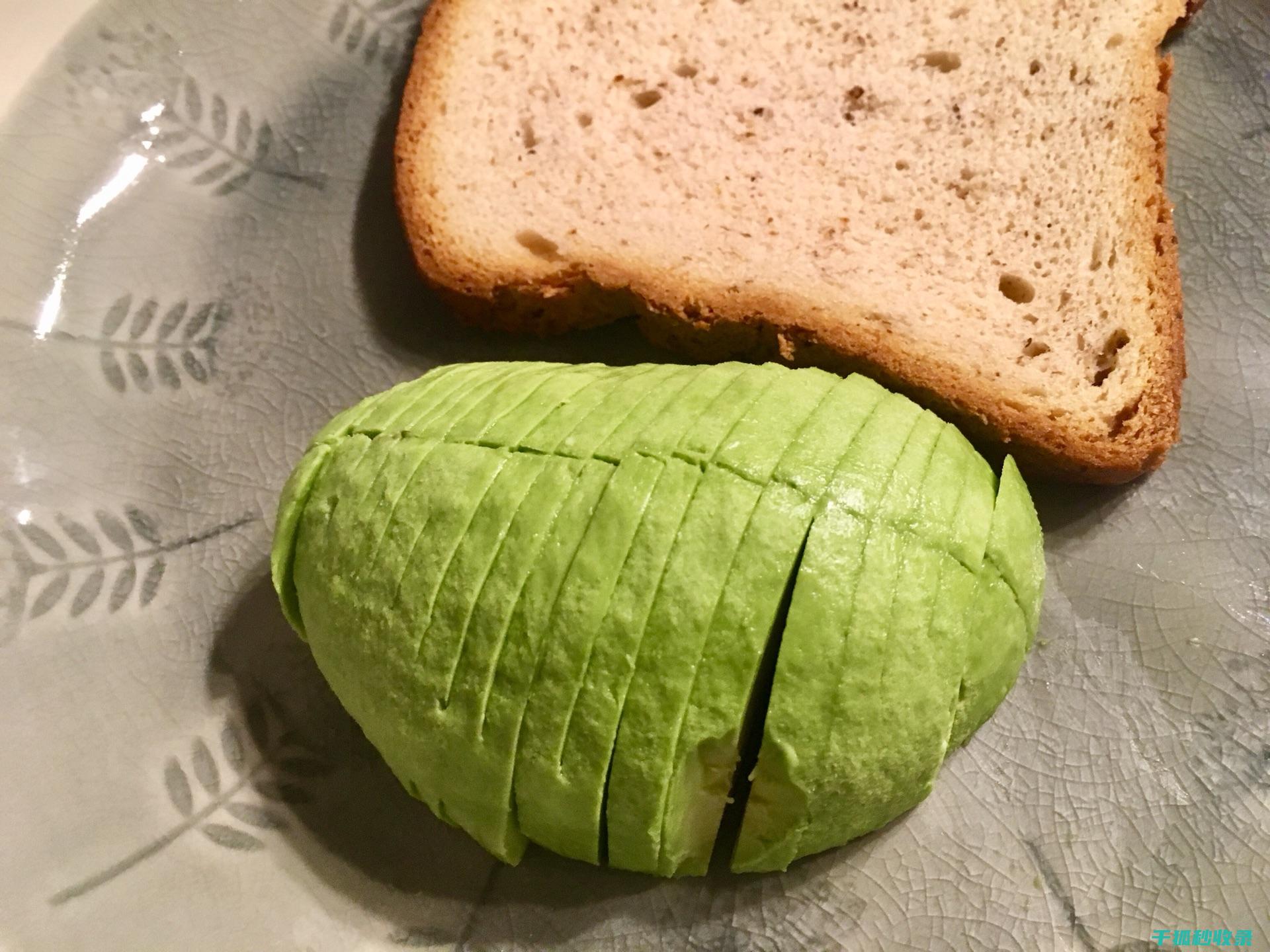 切牛油果的新方法：轻松取出果肉且不伤手 (切牛油果的新技巧视频)
