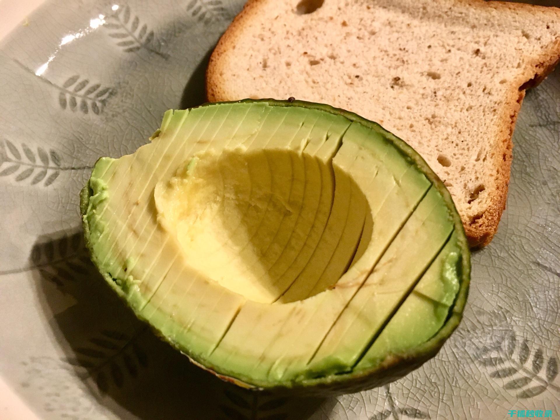 切牛油果的独家秘籍：轻松取出果肉且不伤手 (切牛油果的独家产品)