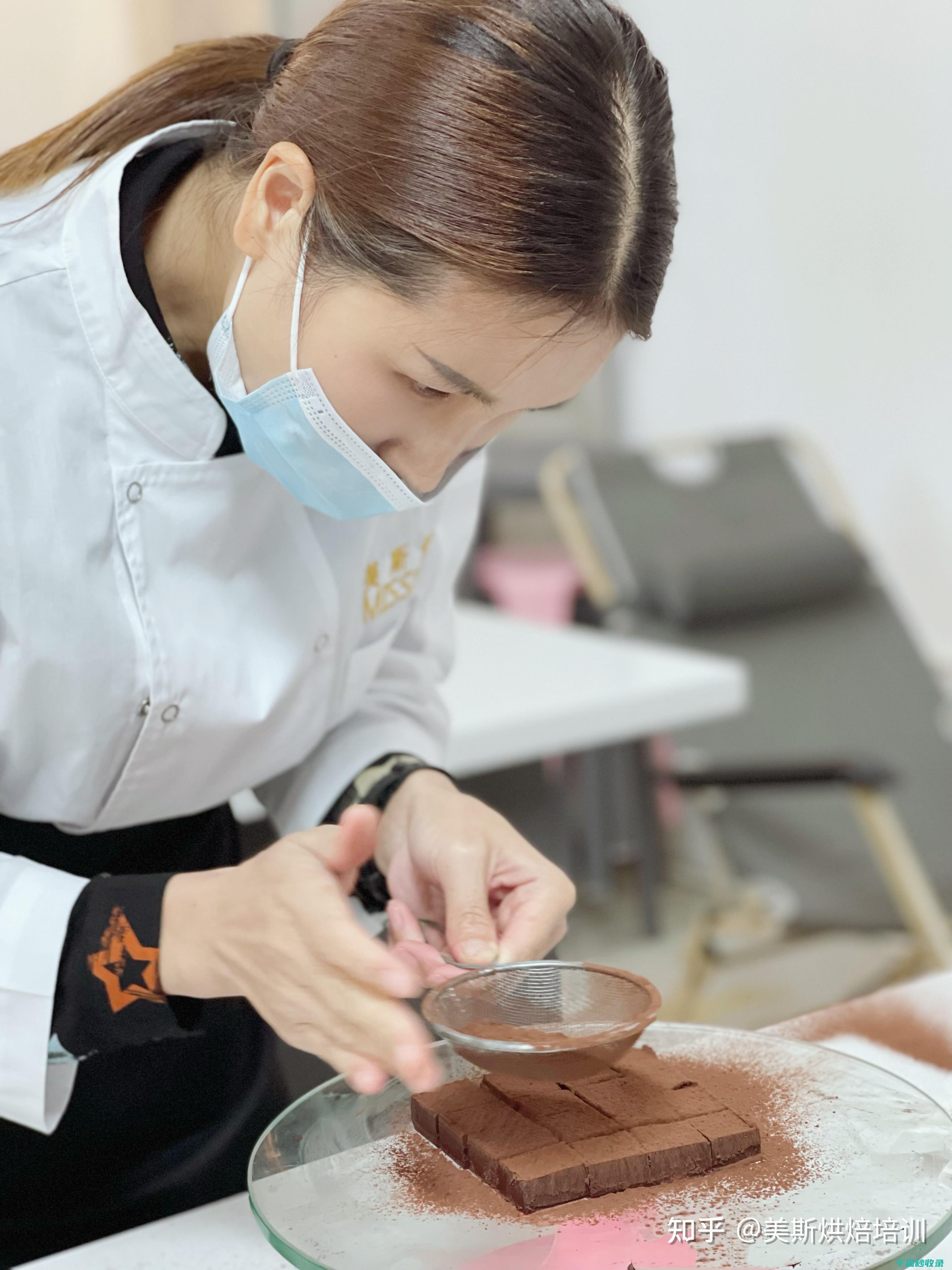 烘焙中的重要一课：防止饼干烤焦的实用技巧 (烘焙中的重要因素)